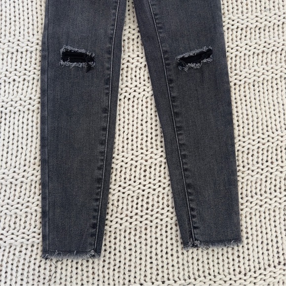 Old Navy High-Waisted Rockstar 360° Stretch Ripped Jeggings Size 7 - Picture 3 of 7